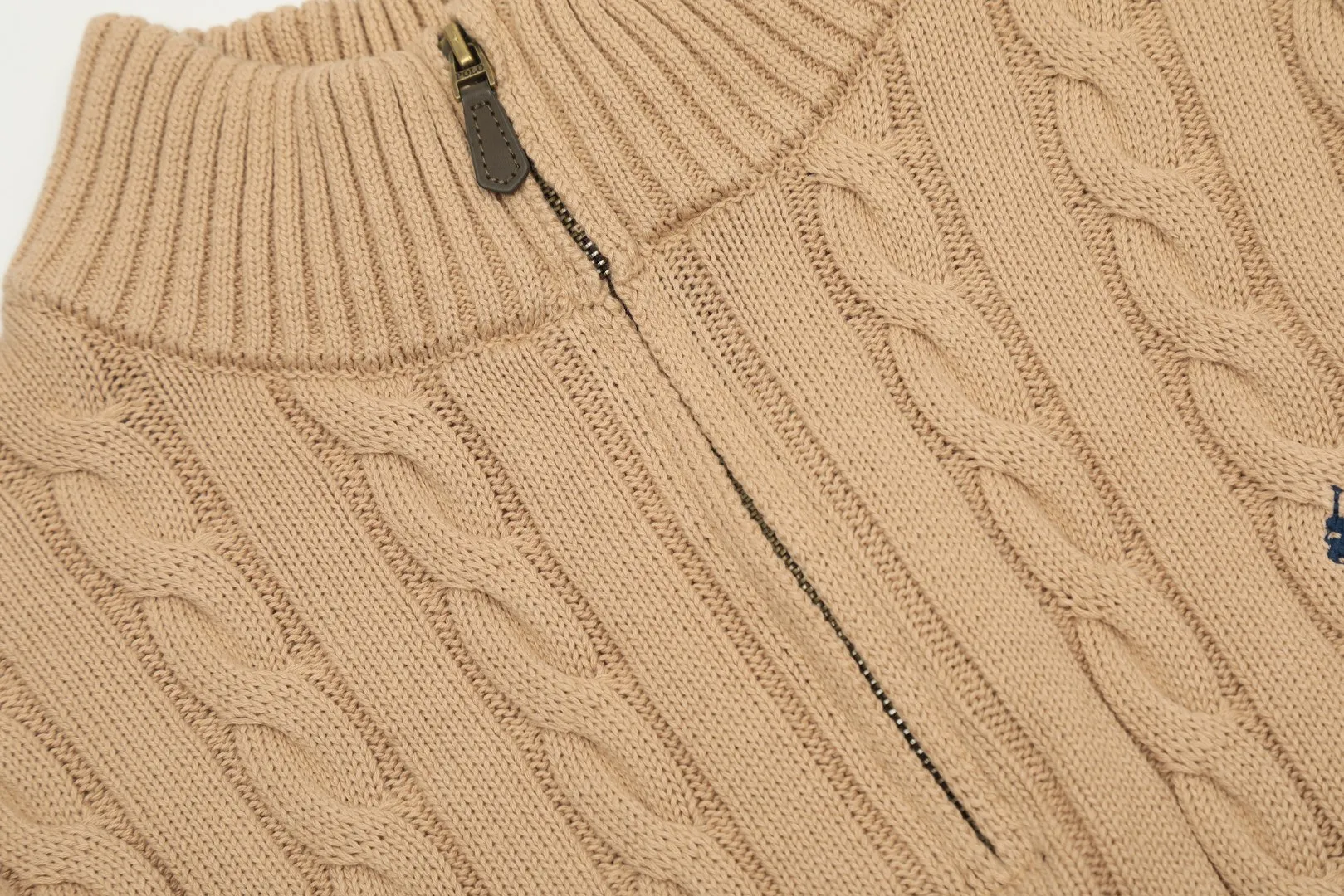 🅿️250 "Top quality" Style number: DS014# [Ralph Lauren half-zip solid color pony embroidered logo twist knitted sweater] ✅Ralph Lauren half-zip classic basic versatile unisex couple pullover sweater ✅Main supplier platform live broadcast Wholesale entity Replenish when out of stock Not removed from shelves ✅ZP quality 1:1 version Scan the code to enter the GF website Counter quality ✅Detailed quality The only one in Guangzhou Imported quality cotton yarn, focusing on high-end, cost-effective, good quality needless to say ✅The version is restored to the original order, the maximum size can be worn up to 200 pounds, loose, comfortable and stress-free ✅The upper body is simple and easy to match, ootd must-have style, good-looking clothes are never picky, a must-have wardrobe recommendation Size: S-XL Color: Navy blue, off-white, black, gray, khaki, light blue, yellow, pink, olive green, Chinese red